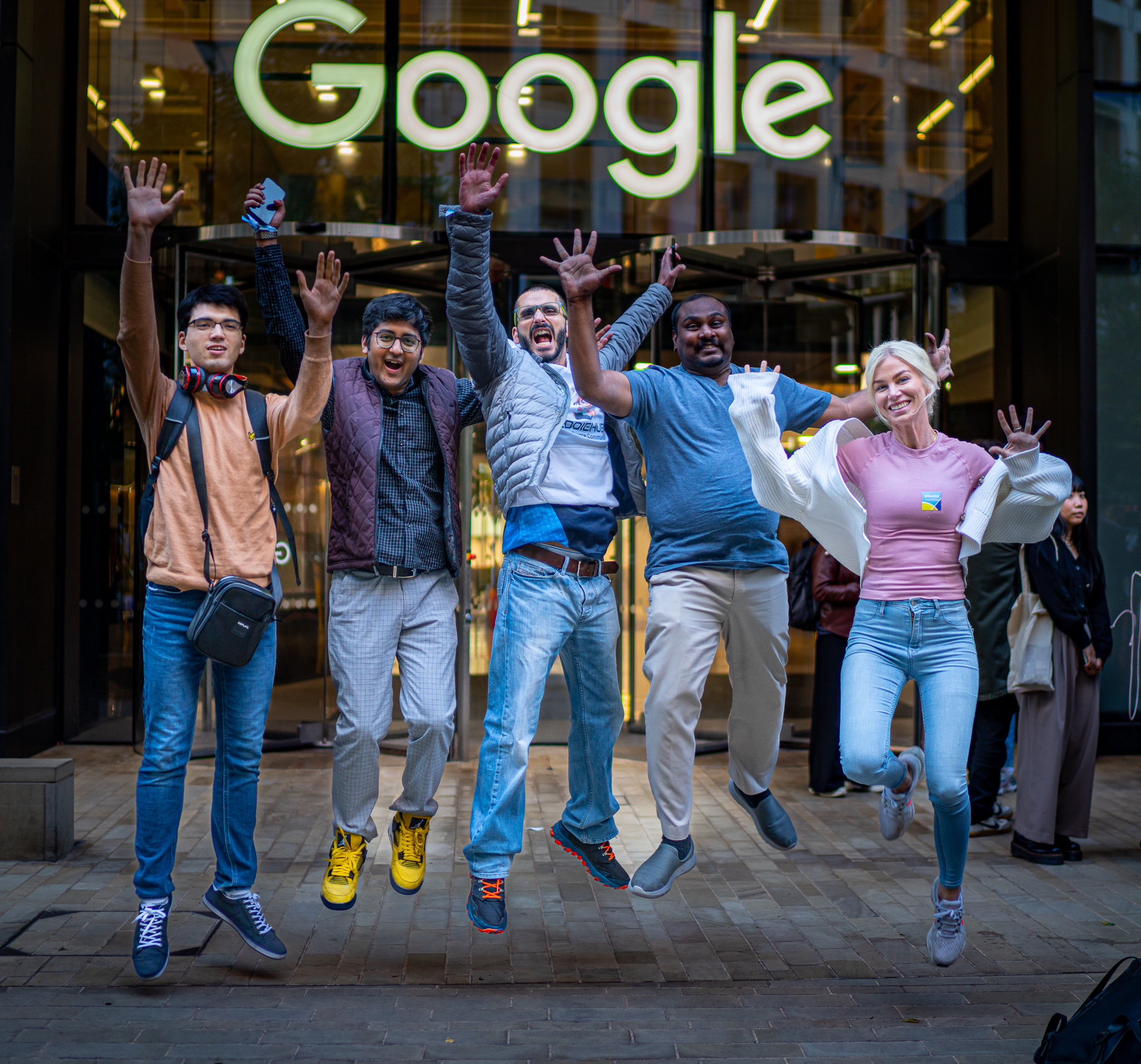 Women laughing at uncodebar